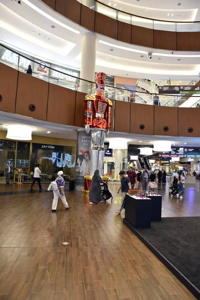 Año Nuevo y decoración de Navidad en Dubai Mall, Dubai, United A —  Fotos de Stock