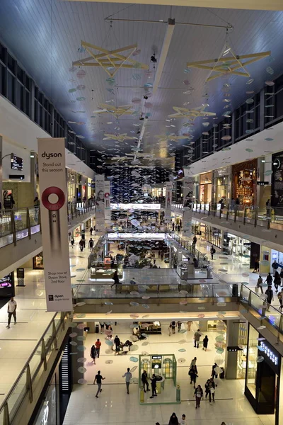 Újévi és karácsonyi dekoráció a Dubai Mall, Dubai, Egyesült A — Stock Fotó