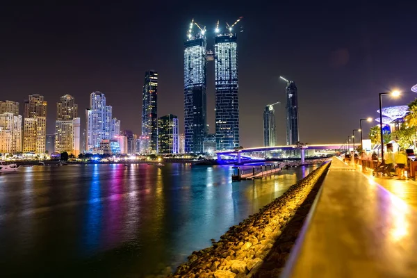 Dubai Skyline vista à noite, Dubai, Emirados Árabes Unidos — Fotografia de Stock