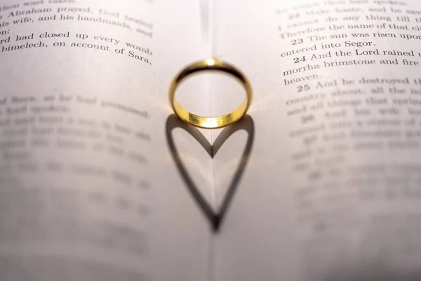 Une Bague Mariage Sur Bible Avec Ombre Forme Cœur Sur — Photo