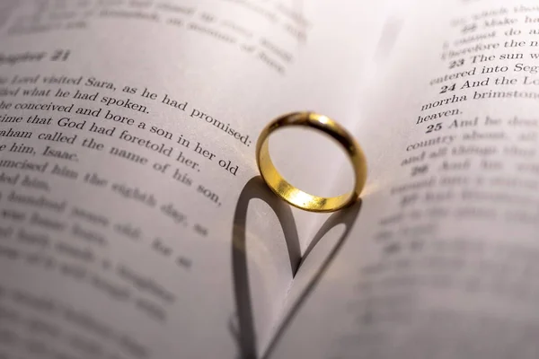 Une Bague Mariage Sur Bible Avec Ombre Forme Cœur Sur — Photo