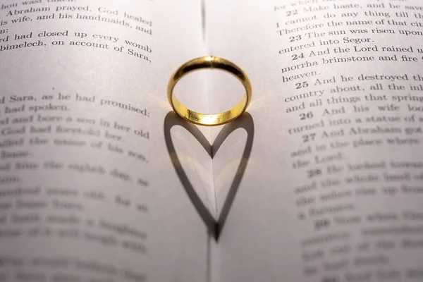 Une Bague Mariage Sur Bible Avec Ombre Forme Cœur Sur — Photo