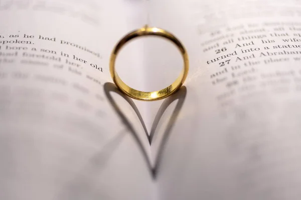 Anillo Bodas Biblia Con Forma Sombra Corazón Página — Foto de Stock