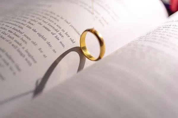 Anillo Bodas Biblia Con Forma Sombra Corazón Página — Foto de Stock