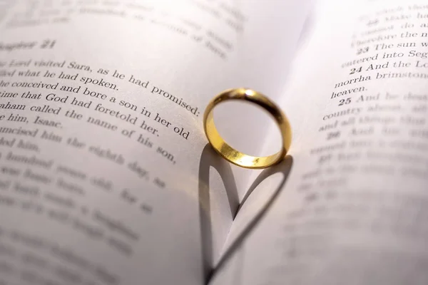 Anillo Bodas Biblia Con Forma Sombra Corazón Página — Foto de Stock