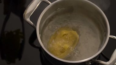 Kaynar suda elektrikli soba üzerinde yuva makarna pişirme