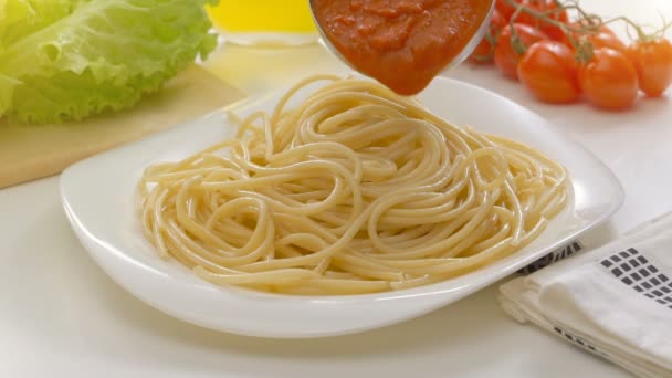 Посыпать томатный соус на спагетти — стоковое видео