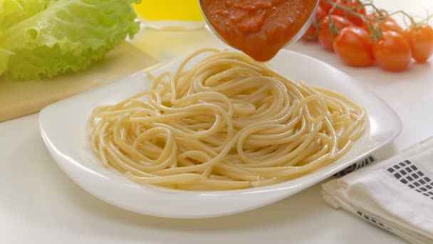 Tomatensaus zetten spaghetti — Stockvideo