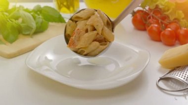 Taze krema soslu bir plaka üzerinde konduğunu ev yapımı makarna pişmiş