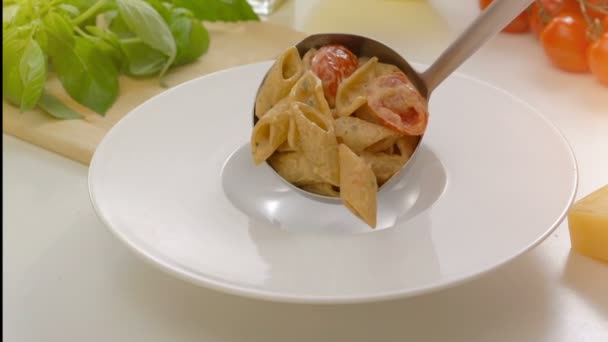 Pastas caseras recién cocinadas en sopa de crema que se ponen en un plato — Vídeo de stock