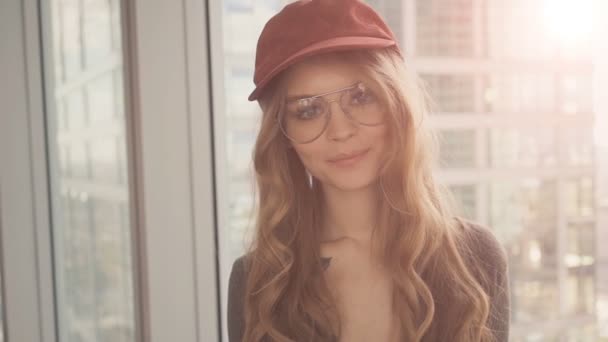 Mujer bastante joven en gafas sonriendo feliz mirando a la cámara — Vídeos de Stock