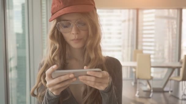 Élégante belle femme textos sur smartphone à son appartement — Video