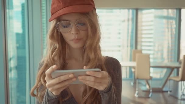 Odeslání textové zprávy z telefonu na pozadí města žena — Stock video