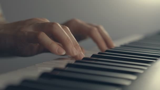 Женские руки на клавиатуре фортепиано крупным планом — стоковое видео
