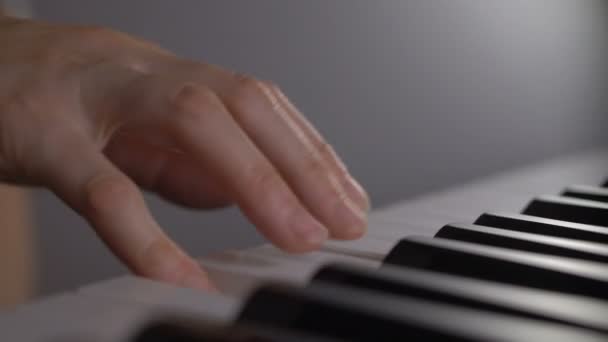 Γυναικείο χέρι παίζοντας το πιάνο — Αρχείο Βίντεο
