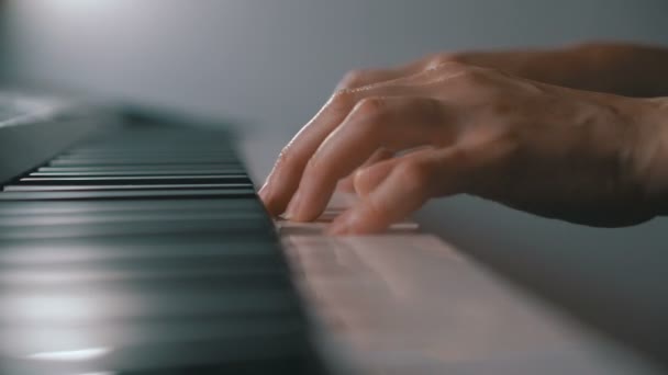 女人的手放在钢琴特写键盘上 — 图库视频影像