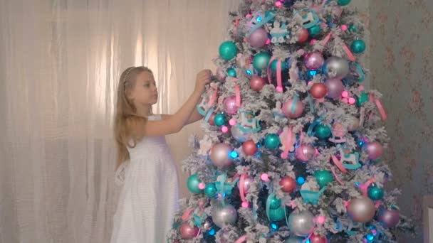 Kind versieren van de kerstboom — Stockvideo