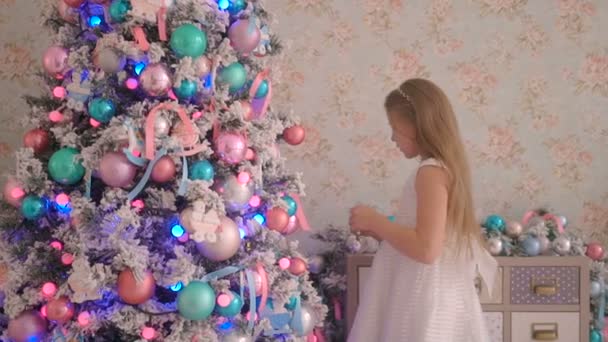 女の子がクリスマス ツリーを飾ること — ストック動画