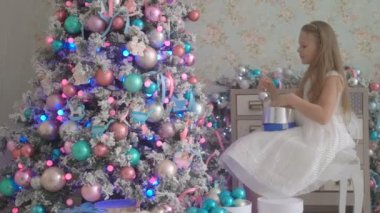 Sevimli küçük kız Beyaz giysili Noel ağacı ev dekorasyon