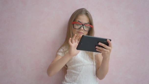 Petite fille mignonne utilisant un ordinateur tablette — Video