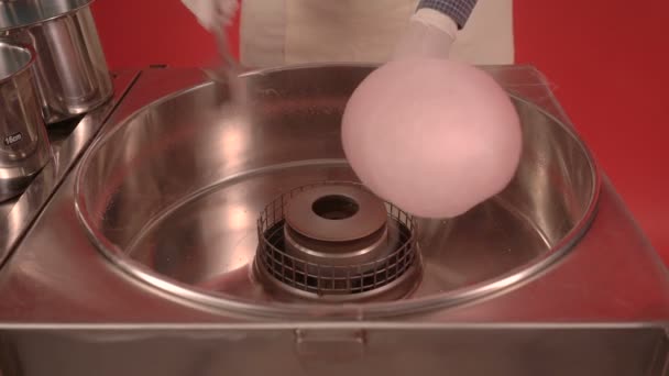 Így candy pamut géppel. Pink sugar pamut létrehozó személy. — Stock videók