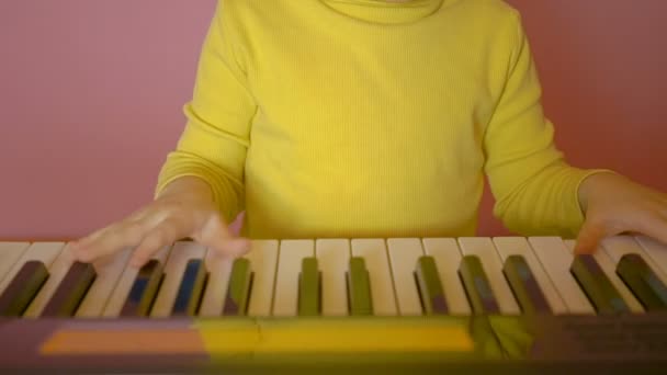 Child learning to play the piano — Stock Video