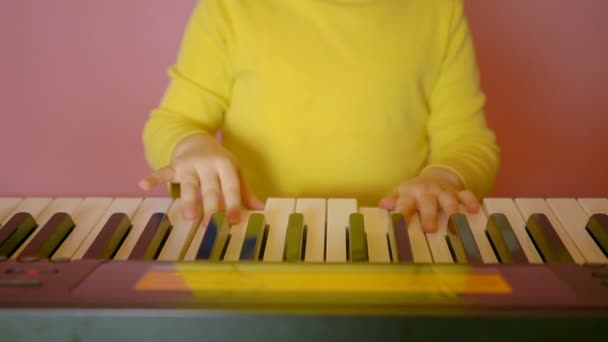 Barn att lära sig spela piano — Stockvideo