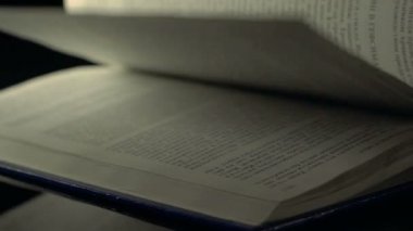 Hızlı saygısız kitap sayfaları.