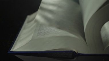 Saygısız kitap sayfalarını kapatın.