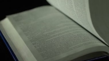 Kitap sayfaları yakın, ağır çekim saygısız