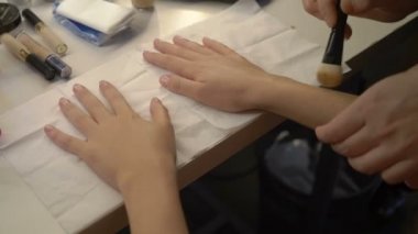 makyaj sanatçısı modeli eller fotoğraf çekim için hazırlar.