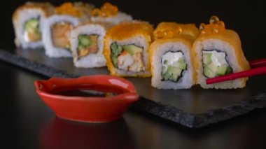 Kırmızı çubuklar kullanarak yemek suşi roll ayarla