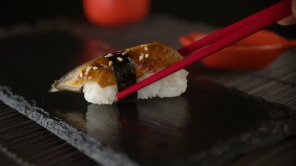 Διατροφικές ρολό σούσι χρησιμοποιώντας κόκκινο Τσοπ στικς — Αρχείο Βίντεο