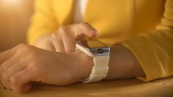 Mano de mujer tocando la pantalla de un reloj inteligente — Vídeos de Stock