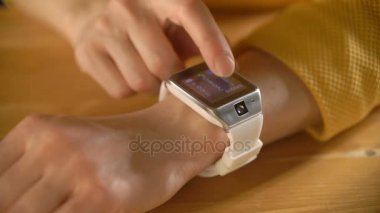 Eller kadın onun smartwatch dokunmatik ekran kullanma