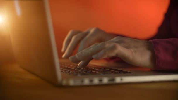Manos femeninas escribiendo en un teclado — Vídeo de stock