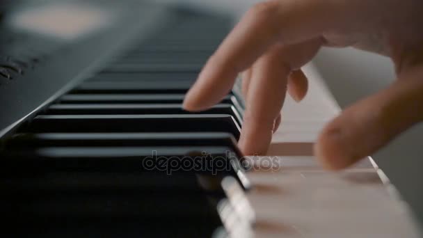 Weibliche Hand spielt elektrische Tastatur — Stockvideo