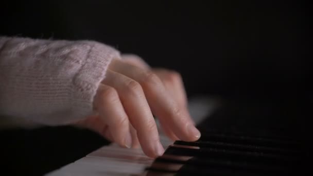 Zenske ruky hraje na klavír — Stock video