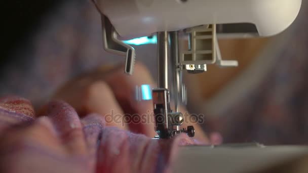Couture textile sur la flèche de la machine électrique tourné de près. Mains poussant le textile à travers la machine à coudre au ralenti .