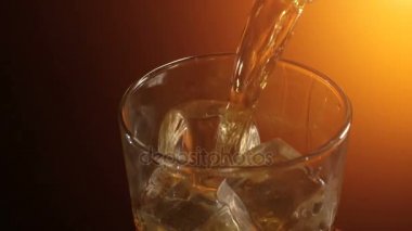 Bir scotch viski buzlu, dökme barmen sıcak akşam atmosferi,