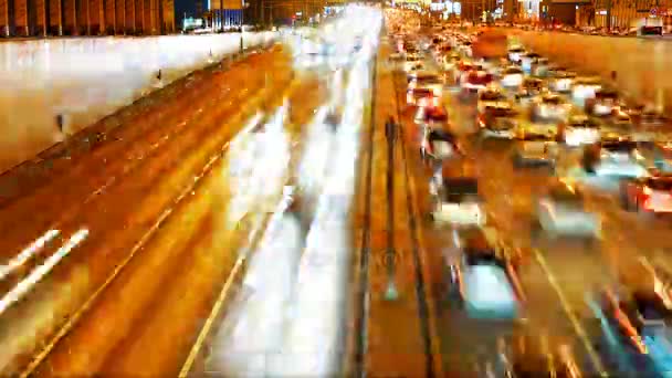 Traffico auto sulla strada della città di notte — Video Stock