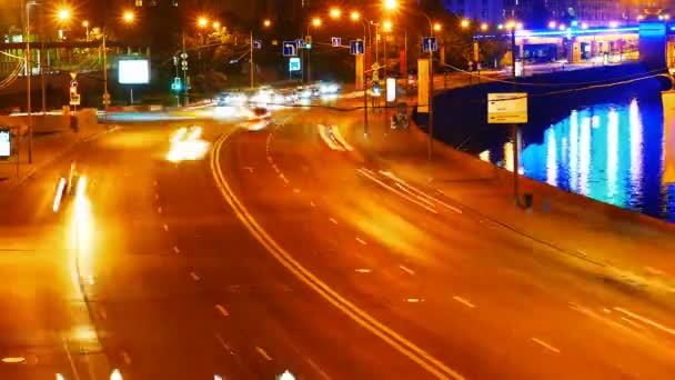 Büyük şehrin gece trafik ışığı — Stok video