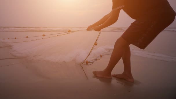 Рыбаки вытаскивают сеть из океана — стоковое видео