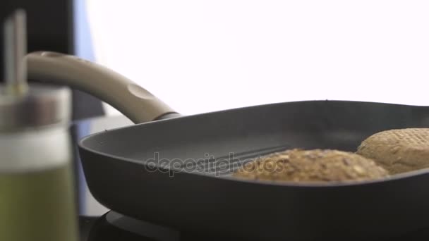 Cook, grilování čerstvé housky — Stock video