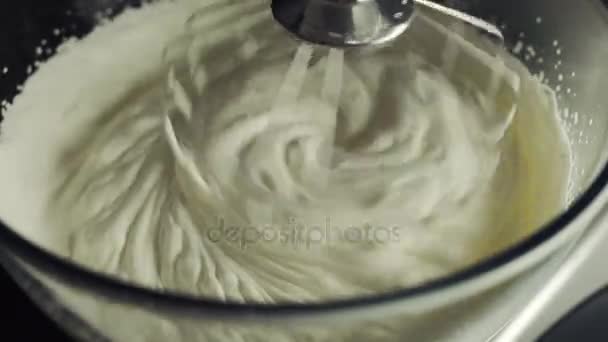 Сливочный сыр смешивают в кухонном комбайне — стоковое видео