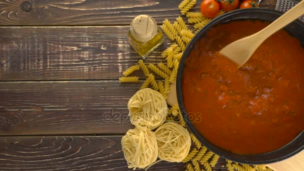 Sugo di pasta di cottura sul tavolo di legno — Video Stock