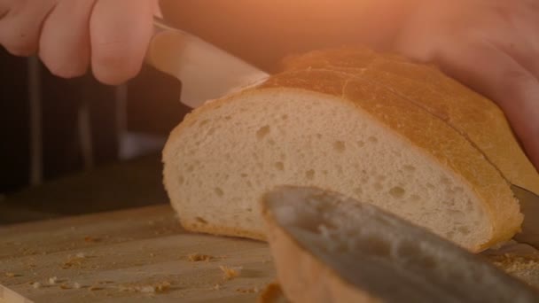 Volkoren brood snijden in slow motion — Stockvideo