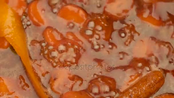 Aardbei saus maken — Stockvideo