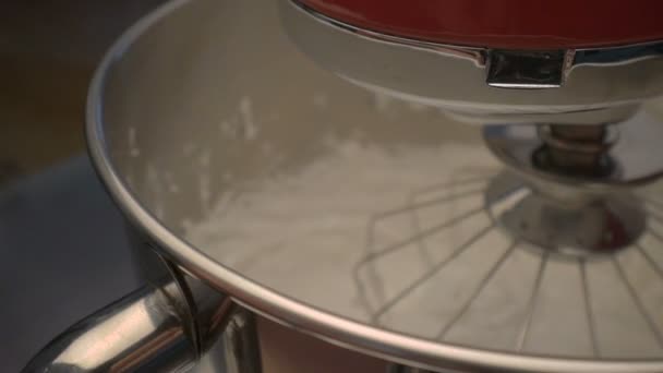 Het maken van meringue mousse in mixer — Stockvideo