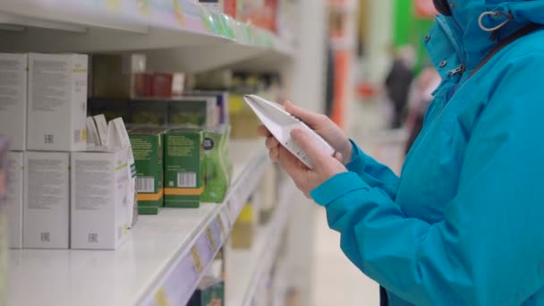 Mujer eligiendo el té durante las compras en el supermercado — Vídeo de stock